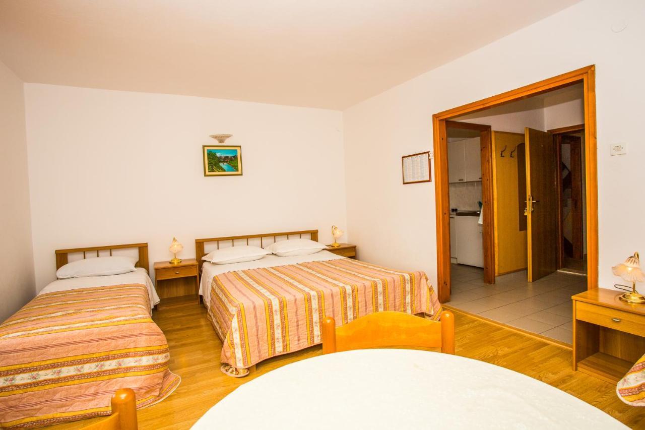 Pava Omis
